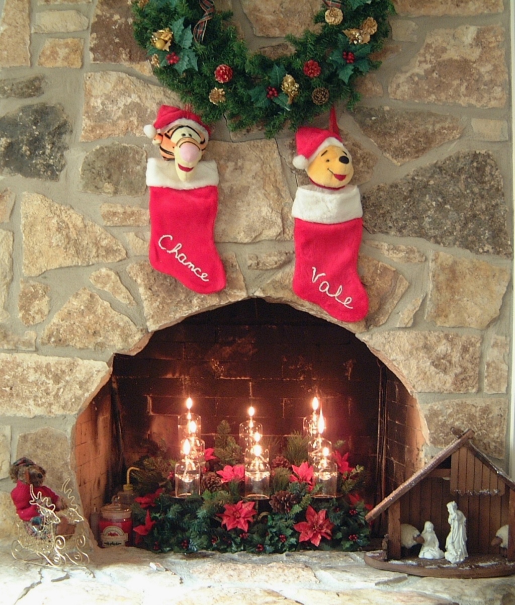 Hildebrand Christmas ScreenSaver/1024x768_2000-12-18 Fireplce-Stockings.jpg